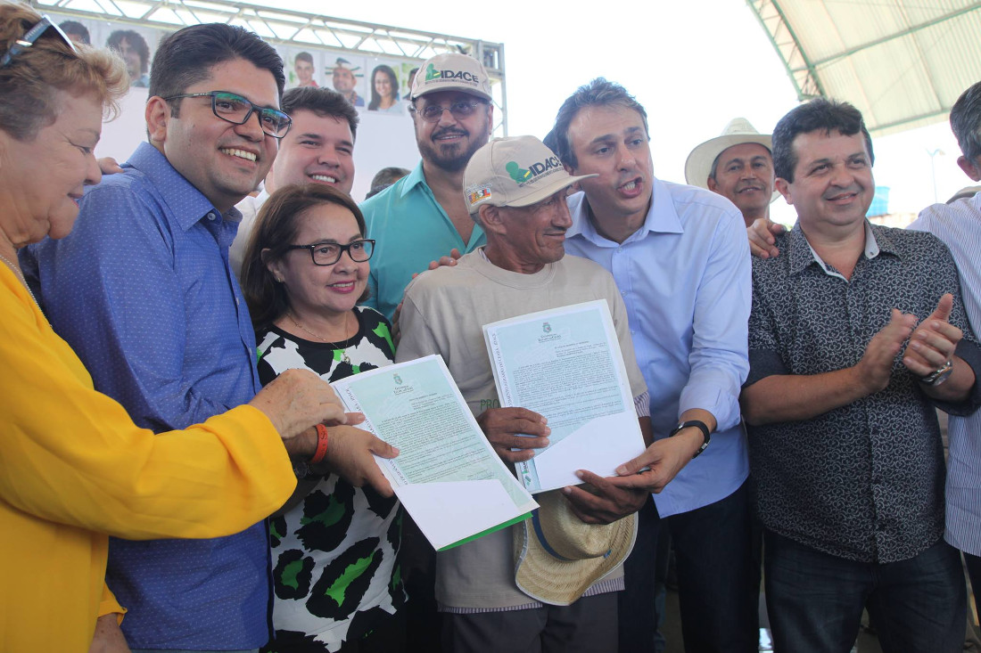 Governador Camilo Santana, Eduardo Barbosa e Gracinha Pedrosa entregam título