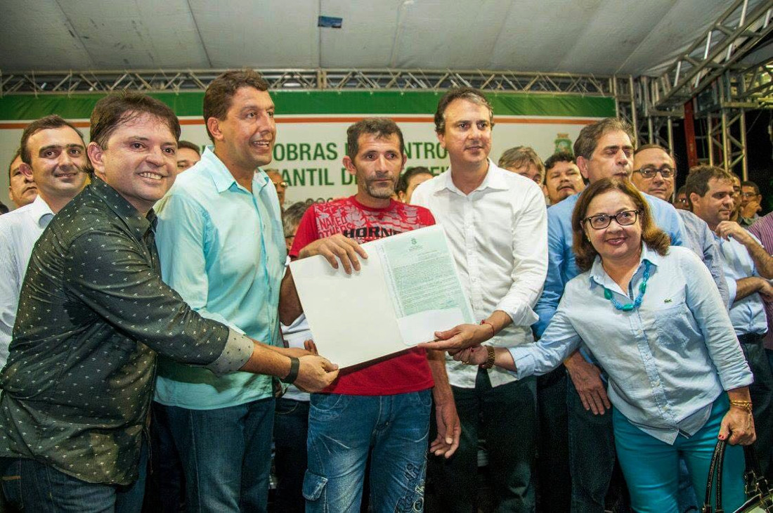 Camilo Santana entrega títulos em Frecheirinha