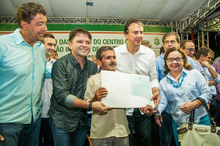 Camilo Santana entrega títulos em Frecheirinha