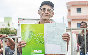 Camilo Santana entrega títulos em Frecheirinha Camilo Santana entrega títulos em Frecheirinha