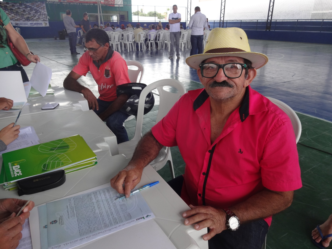 Agricultores e agricultoras recebem 186 títulos da terra em Piquet Carneiro