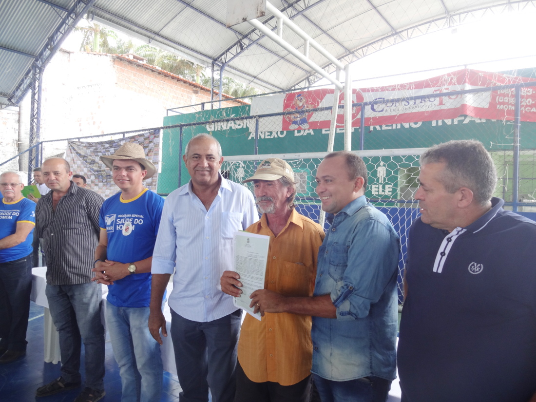 Agricultores e agricultoras recebem 186 títulos da terra em Piquet Carneiro