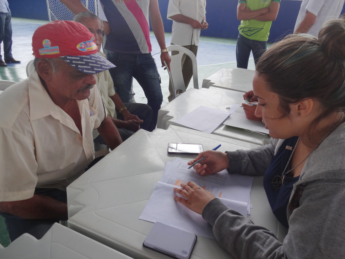 Agricultores e agricultoras recebem 186 títulos da terra em Piquet Carneiro