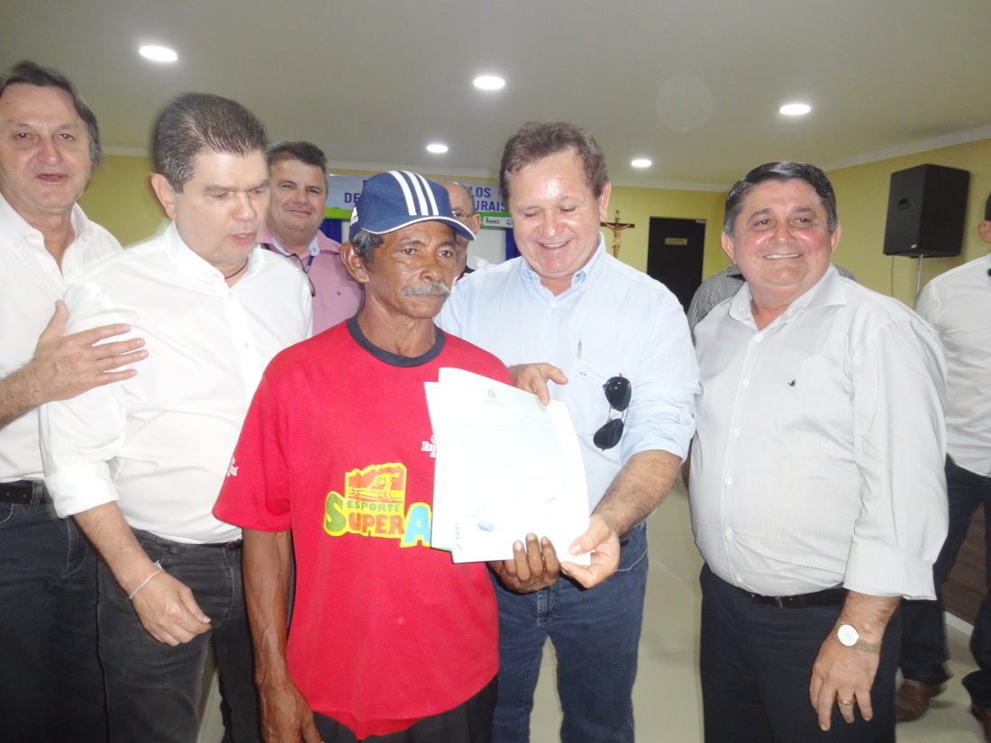 Idace entrega 111 títulos Pentecoste