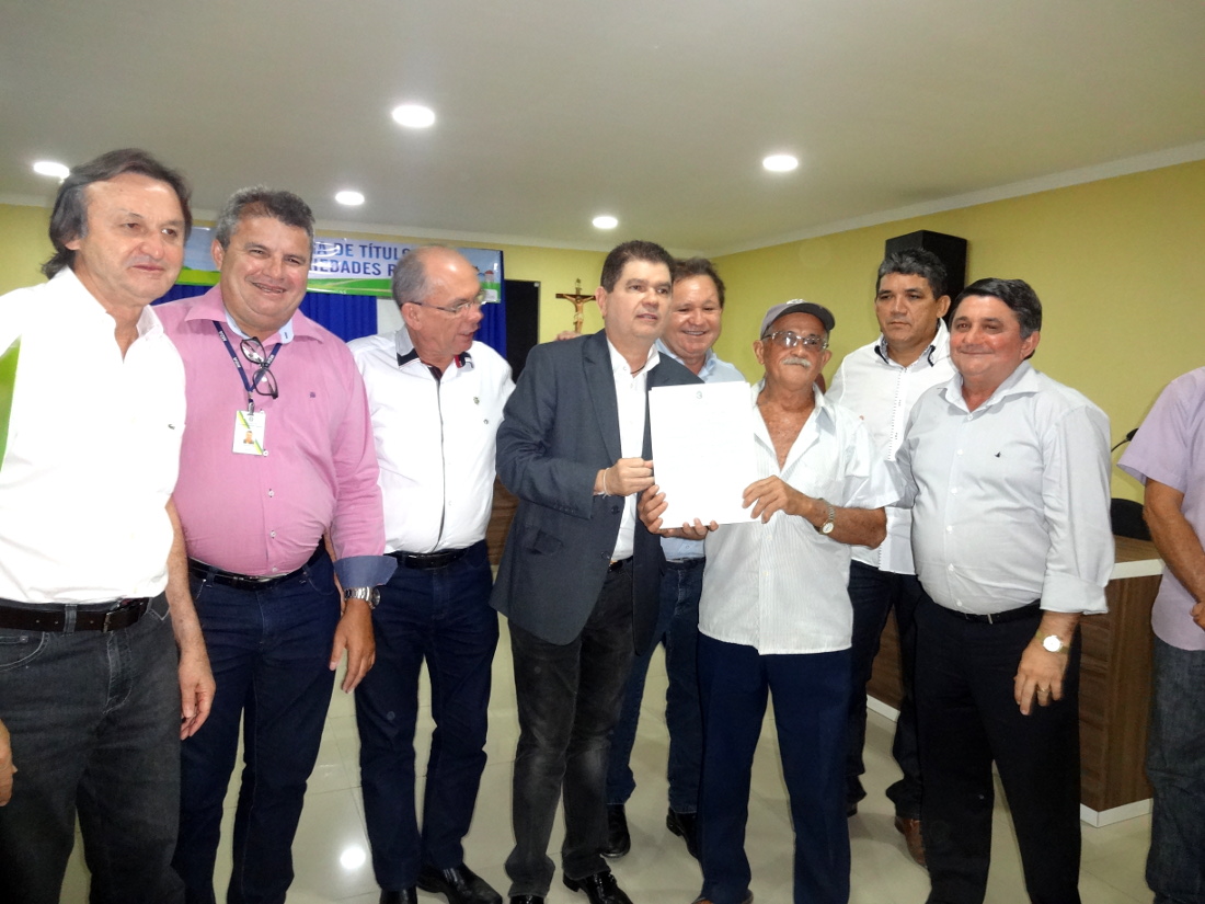 Idace entrega 111 títulos Pentecoste