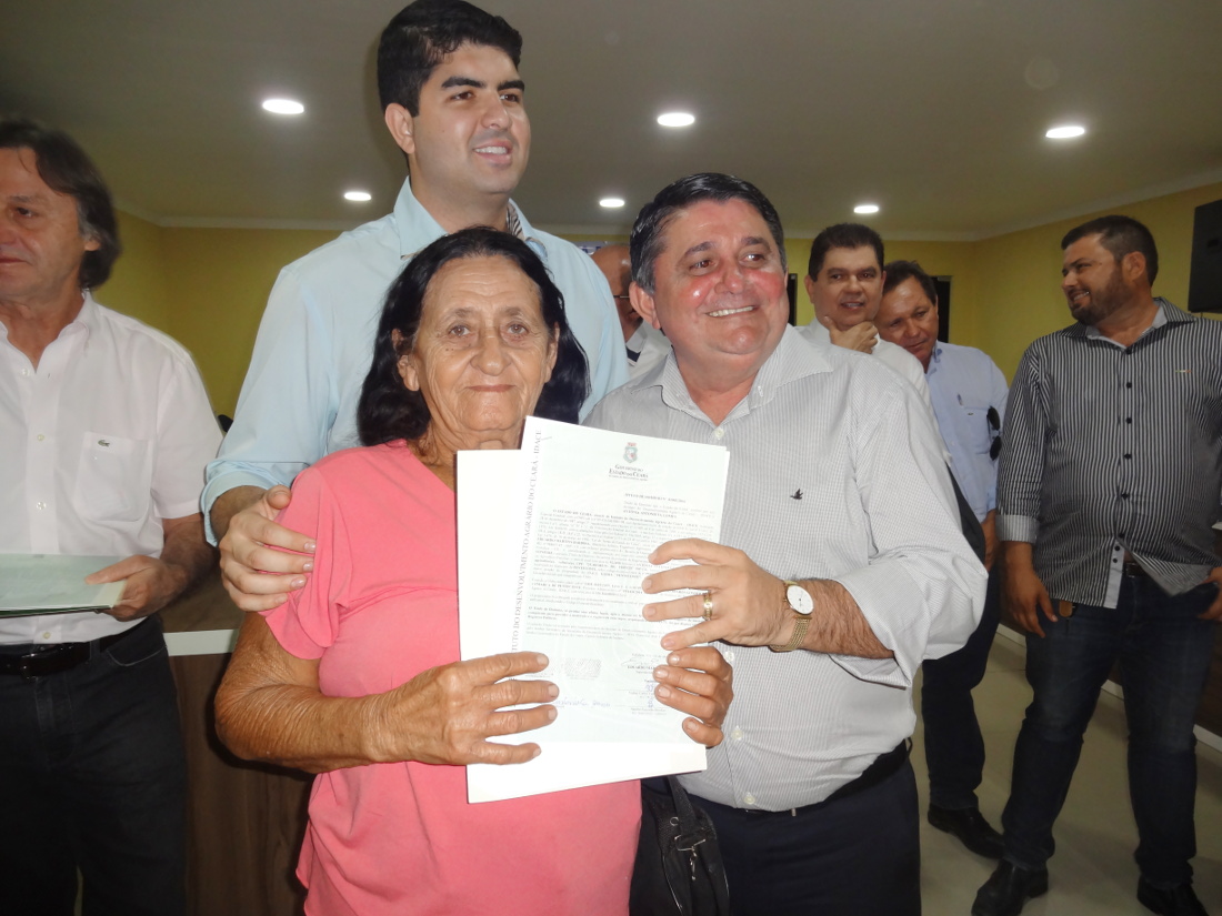 Idace entrega 111 títulos Pentecoste