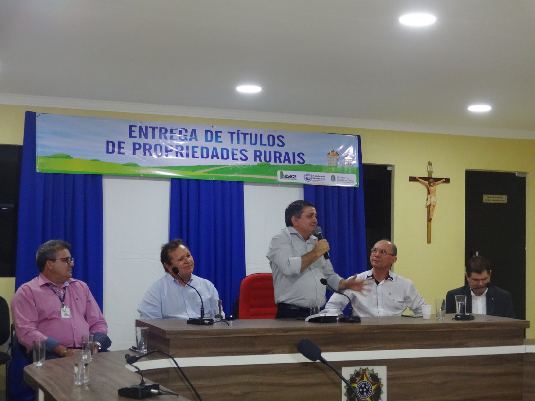 Idace entrega 111 títulos Pentecoste