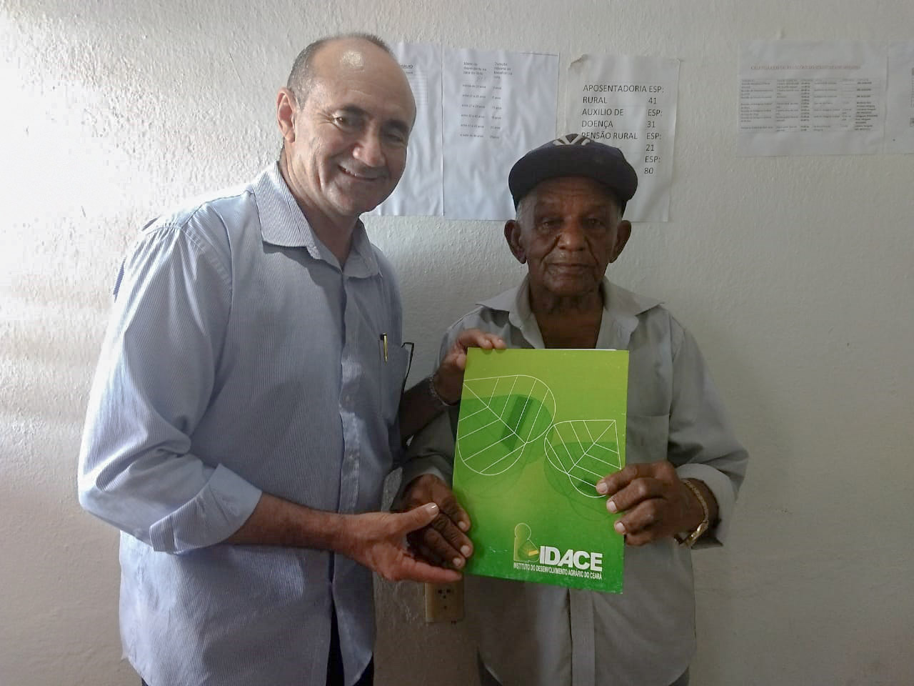 Seu Sebastião, 92 anos, recebe titulo da terra do IDACE em Miraíma