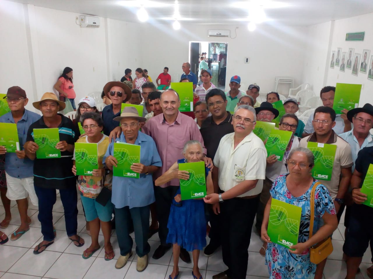 Superintendente do IDACE entrega 95 títulos da terra em Potiretama