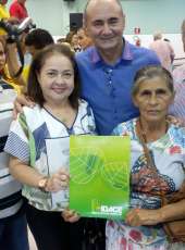 Agricultura Francisca Santos recebe o título da terra no dia do seu aniversário em Camocim