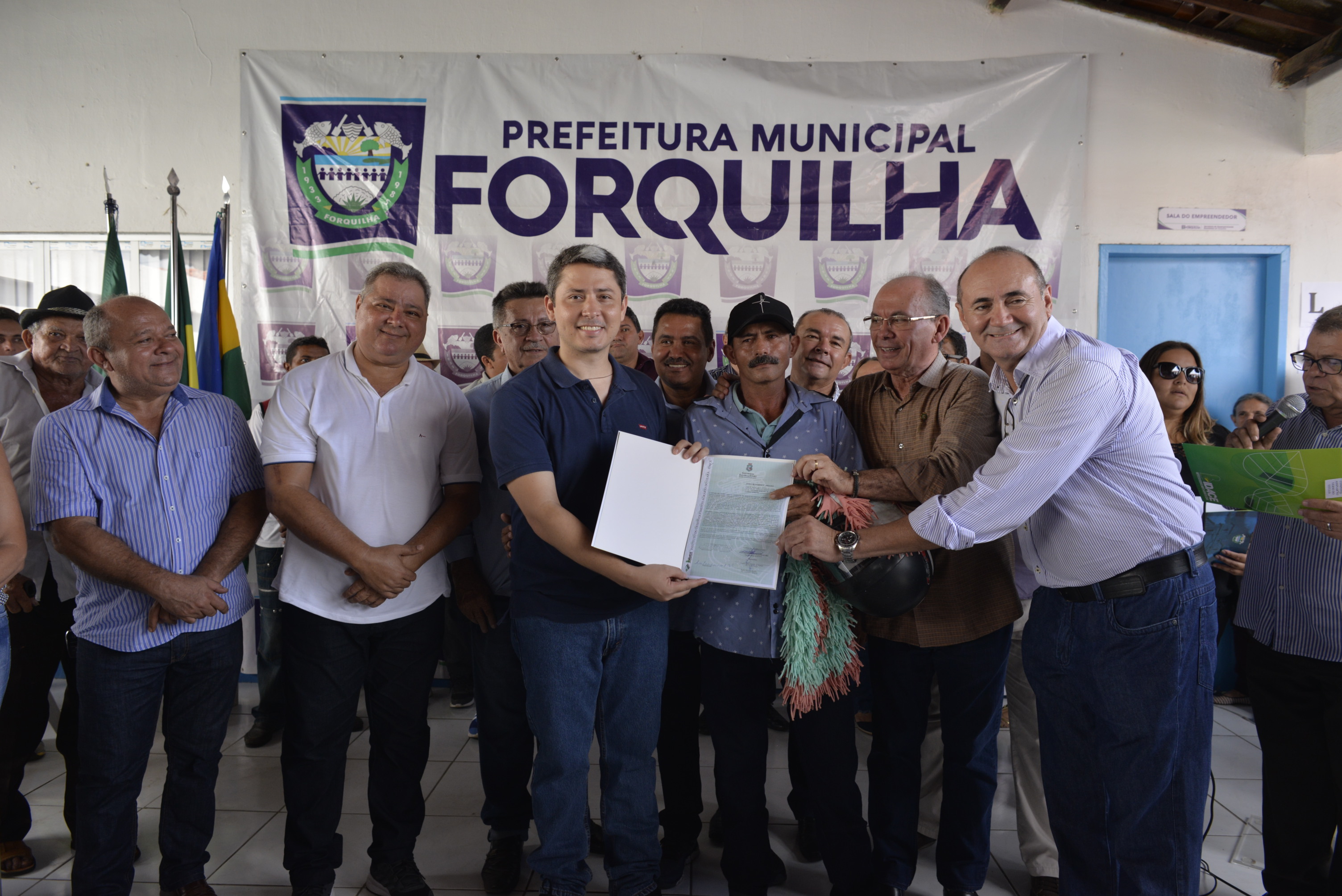 Governo do Ceará entrega títulos de terra para 365 agricultores e agricultoras rurais de Forquilha