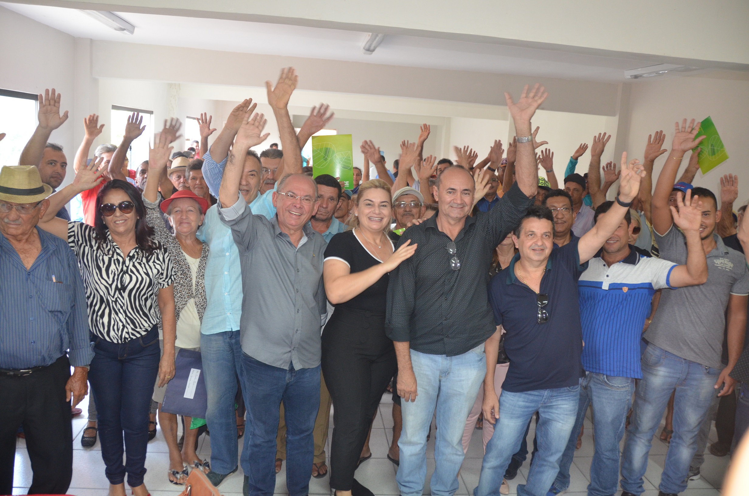 Agricultores rurais de Hidrolândia recebem títulos de terra do Governo do Ceará