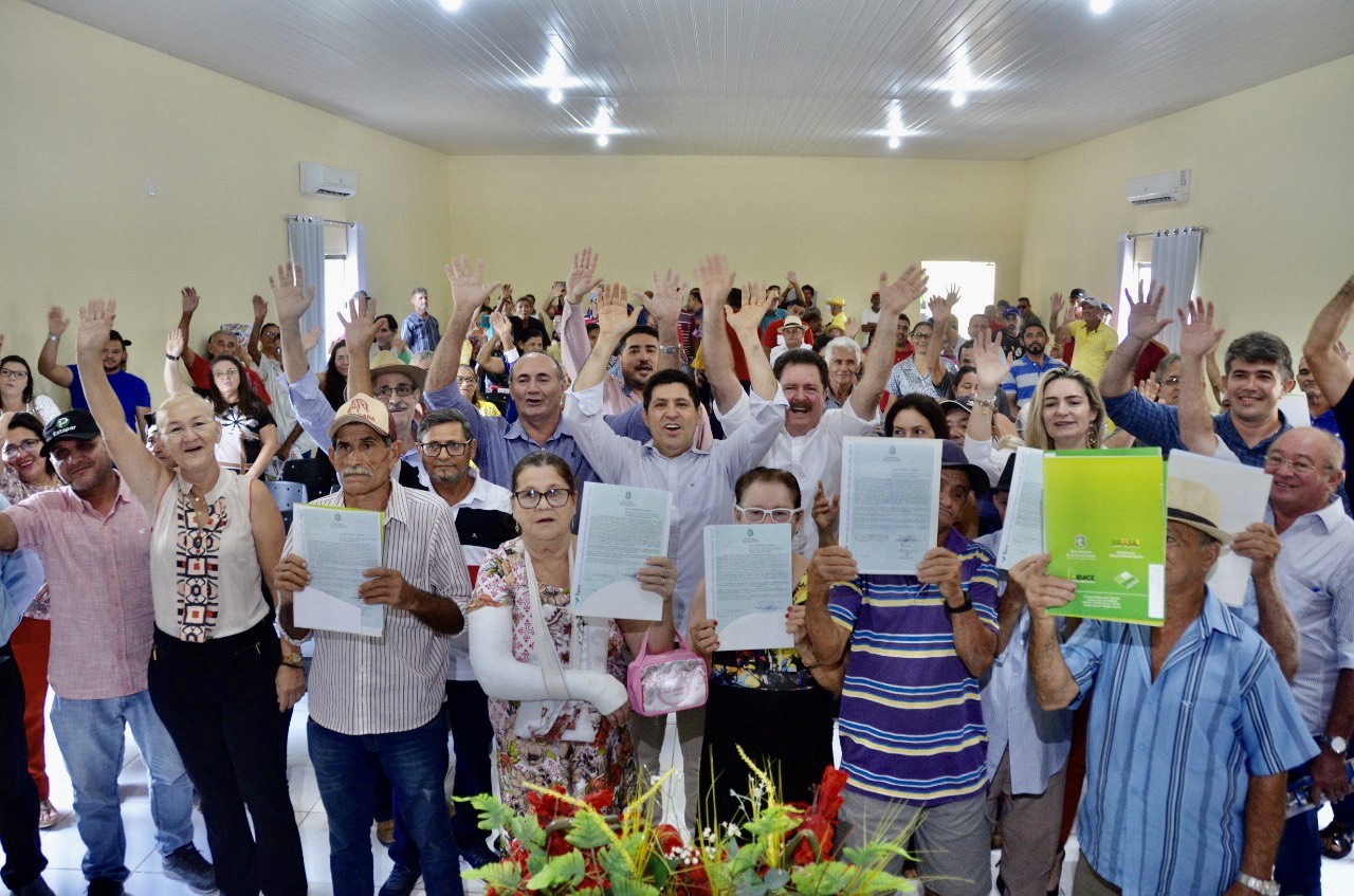 Cariré comemora entrega de 184 títulos de propriedade rural