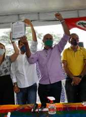 Governo do Ceará faz entrega de imóvel rural a famílias da Fazenda Besouro, em Crateús