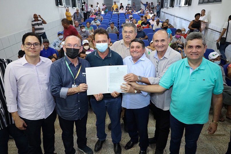 127 detentores de terra recebem o título de propriedade rural em Pentecoste