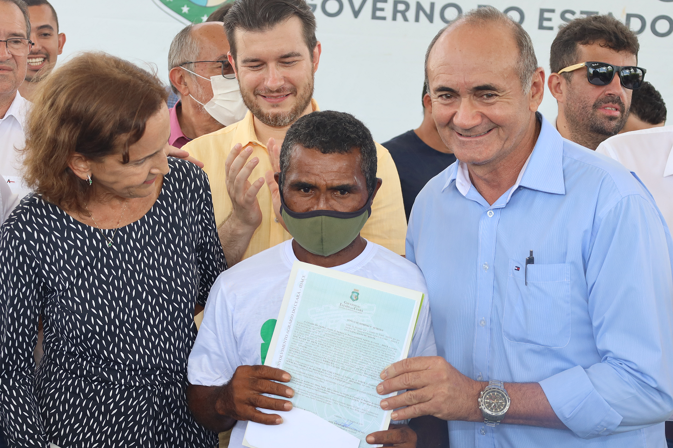 Governadora Izolda Cela entrega títulos de propriedade rural em Barbalha