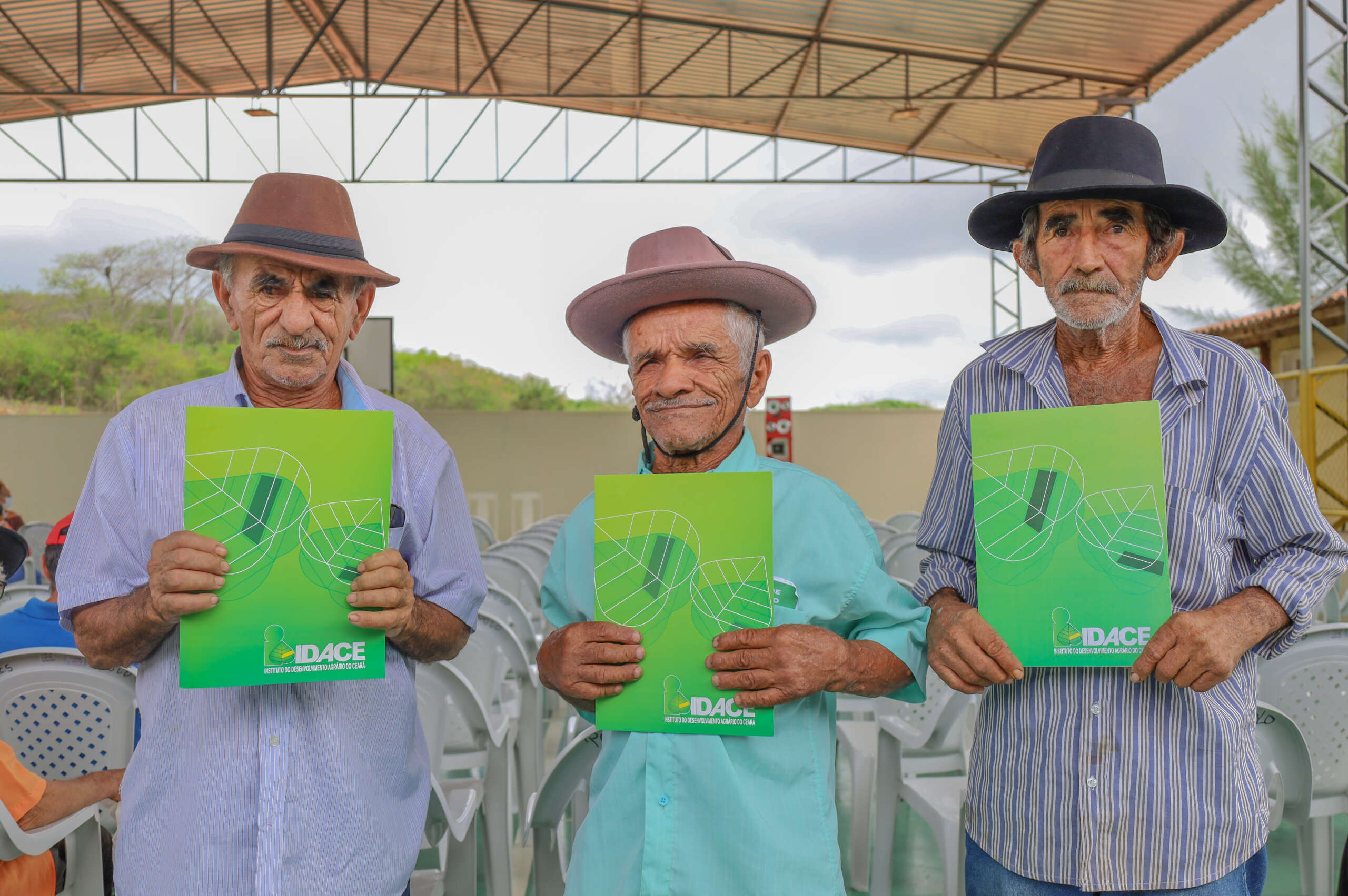 Governo do Ceará entrega 194 títulos de propriedade rural em Pereiro