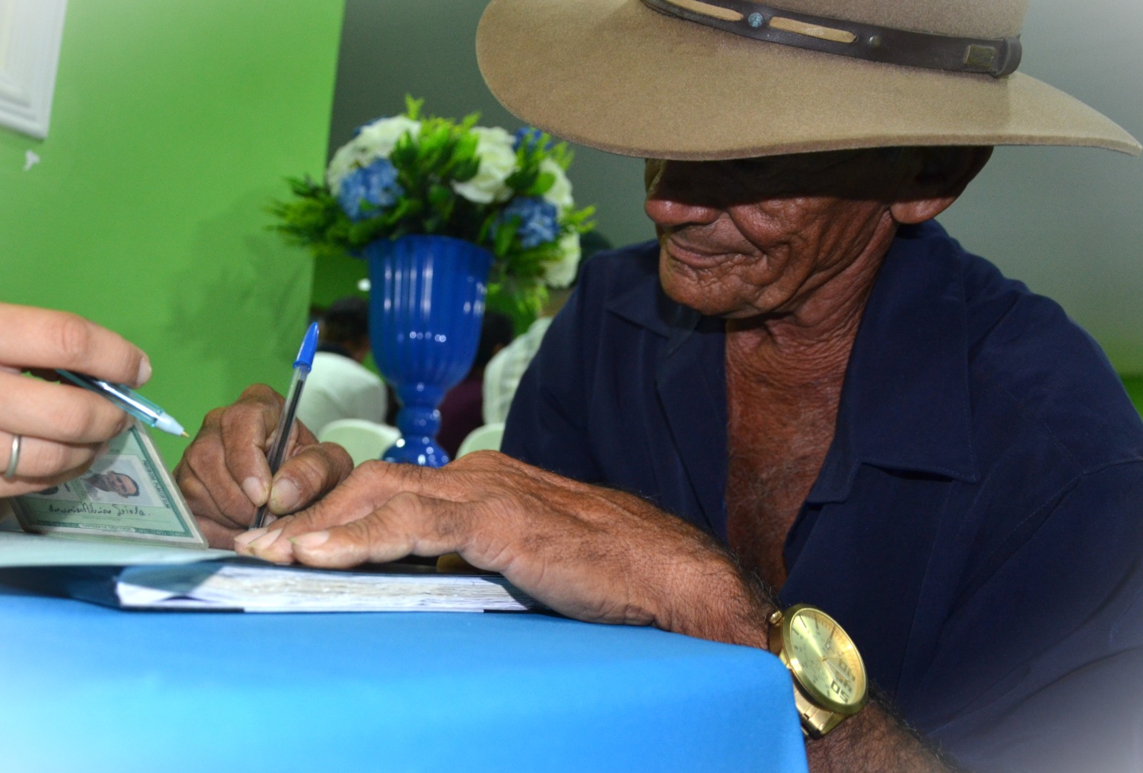 Idace entrega mais de 250 papéis da terra, no Sertão dos Inhamuns