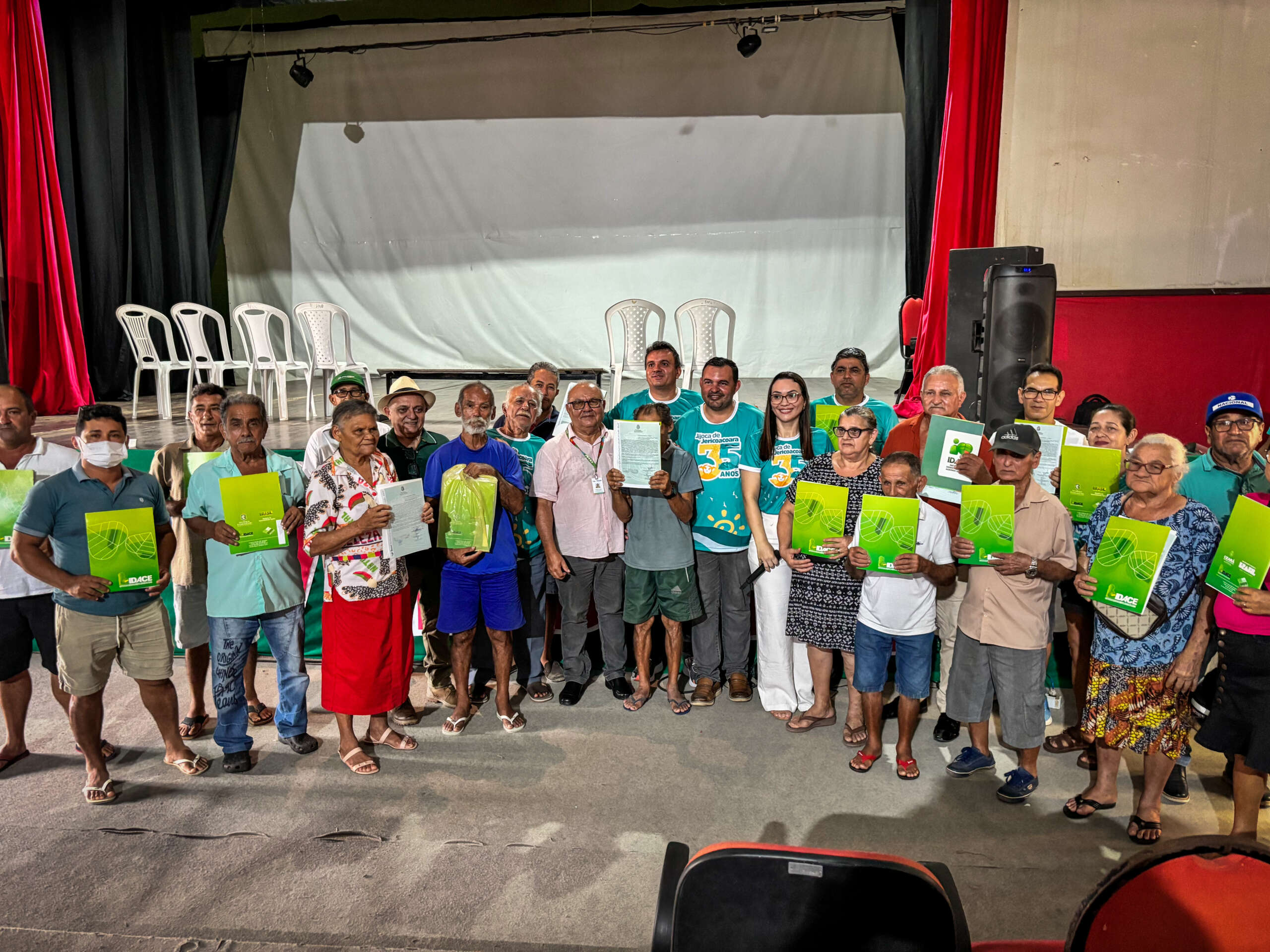 Governo do Ceará entrega papel da terra para 78 famílias em Jijoca, por meio do Idace