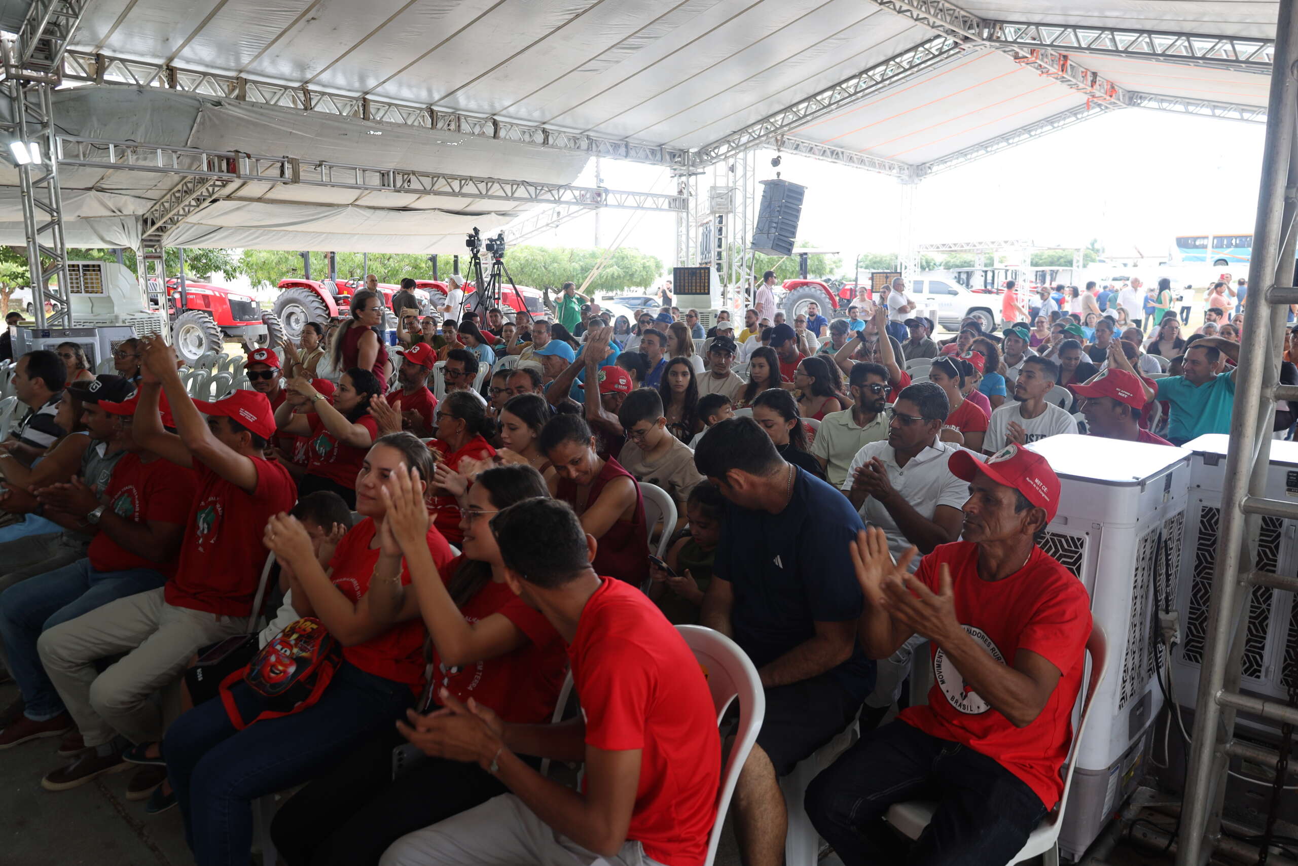 Santa Quitéria recebe entrega de títulos de propriedade rural, por meio do Idace